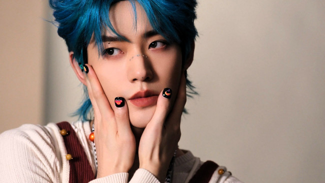 Обои картинки фото мужчины, deng wei, актер, синие, волосы, руки, лицо