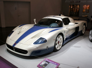 Картинка автомобили выставки уличные фото