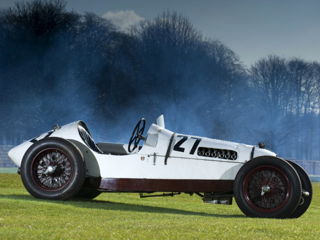 Обои картинки фото автомобили, классика, автомобиль, трава, дым, деревья