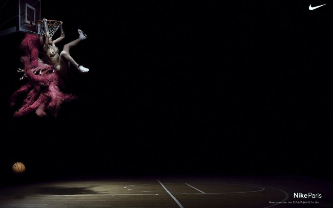 Обои картинки фото бренды, nike, баскетбол, кроссовки, мяч, девушка