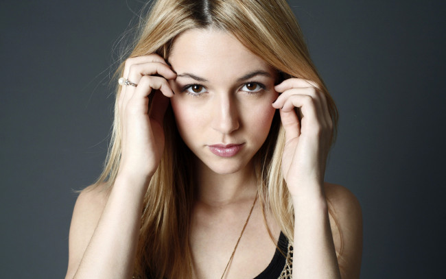 Обои картинки фото Alona Tal, девушки, светлые, волосы, карие, глаза