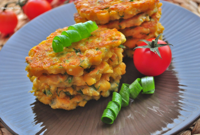 Обои картинки фото еда, блины, оладьи, помидоры, лук, зелень, томаты