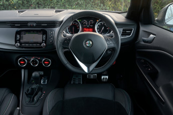 Картинка автомобили спидометры торпедо 2014г 940 uk-spec launch edition verde quadrifoglio giulietta alfa romeo