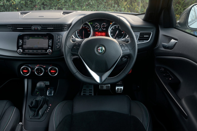 Обои картинки фото автомобили, спидометры, торпедо, 2014г, 940, uk-spec, launch, edition, verde, quadrifoglio, giulietta, alfa, romeo