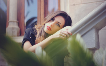 Картинка девушки -unsort+ брюнетки +шатенки девушка перилы макияж взгляд лицо