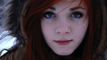 Картинка девушки -unsort+ лица +портреты капюшон рыжая лицо взгляд улыбка