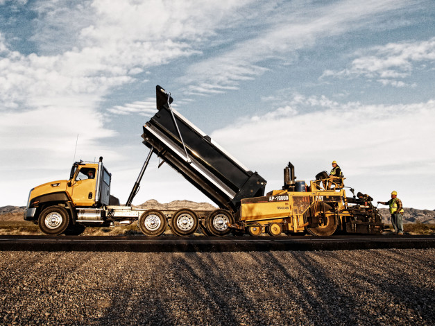 Обои картинки фото caterpillar ct660 dump truck 2011, техника, асфальтоукладочная техника