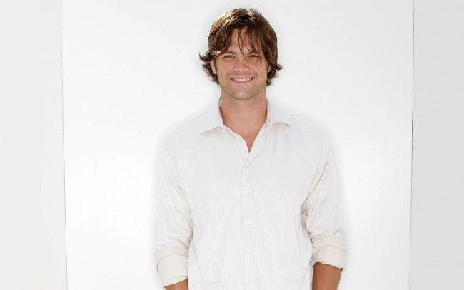 Обои картинки фото мужчины, jared padalecki, рубашка, улыбка, джаред, падалески, актер