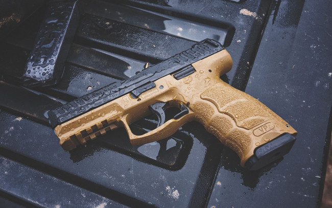 Обои картинки фото оружие, пистолеты, пистолет, капли