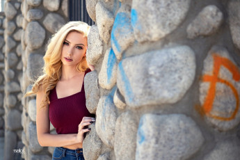 Картинка девушки -unsort+ блондинки +светловолосые rsellos взгляд на зрителя фиолетовая одежда женщины открытом воздухе портрет боке джинсы живот длинные волосы блондинка модель