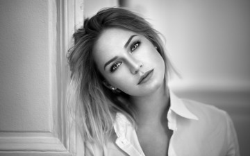 Картинка девушки eva+mikulski рубашка лицо блондинка черно-белая модель