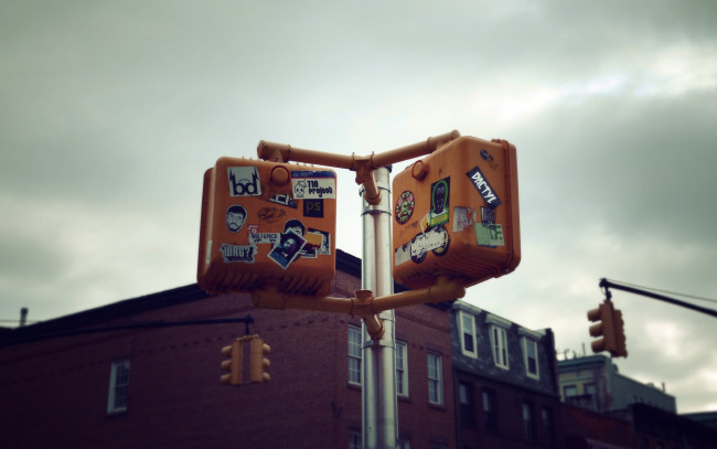 Обои картинки фото разное, - другое, дом, наклейки, громкоговорители, столб, здание