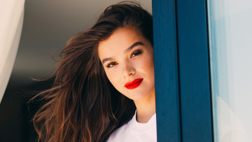 Картинка девушки hailee+steinfeld окно улыбка лицо шатенка