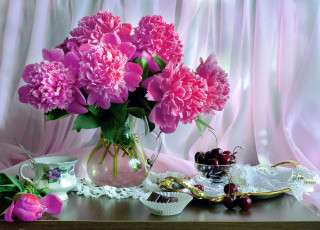 Картинка еда натюрморт пионы вишня конфеты