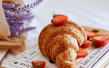 Картинка еда хлеб +выпечка круассан лаванда клубника