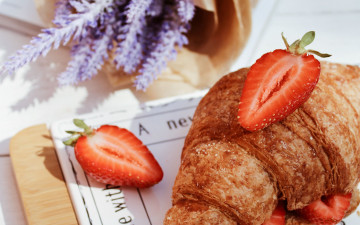 Картинка еда хлеб +выпечка круассан лаванда клубника