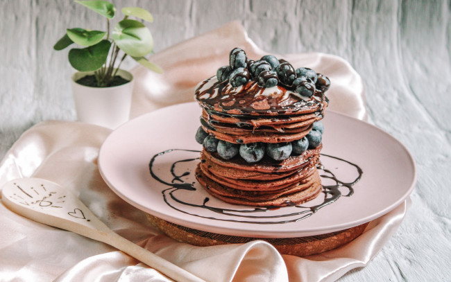 Обои картинки фото еда, блины,  оладьи, черника, оладьи, ягоды, сироп