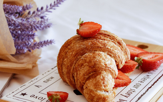 Обои картинки фото еда, хлеб,  выпечка, круассан, лаванда, клубника