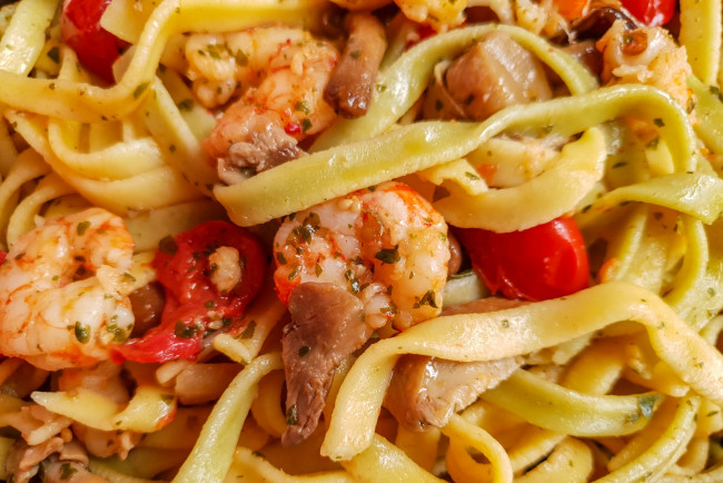Обои картинки фото еда, макароны,  макаронные блюда, паста, креветки, помидоры