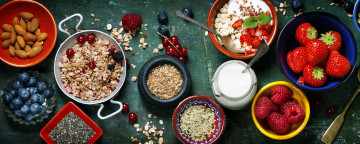 Картинка еда разное орехи семечки ягоды малина черника йогурт