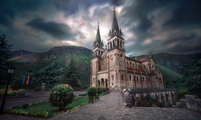 Обои картинки фото города, - католические соборы,  костелы,  аббатства, здание, испания, небо, на, открытом, воздухе, базилика, санта, мария, ла, реаль, де, ковадонга, пасмурно, астурия