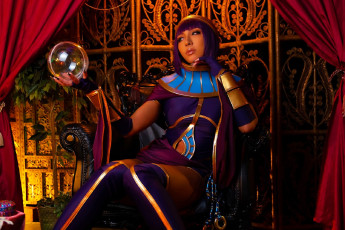 Картинка девушки nonsummerjack образ костюм косплей гадалка шар кресло