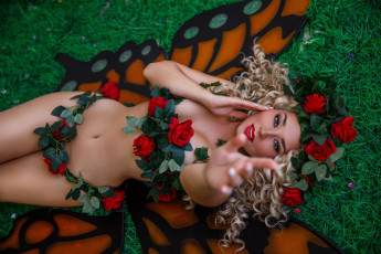 Картинка косплей+модель девушки -+креатив +косплей девушка женщина блондинка светловолосая сексуальная модель звезда позирует разная обувь верхняя стильная одежда нижнее эротическое бельё трусы лифчик колготки чулки аксессуары макияж и множество элементов на фотографии