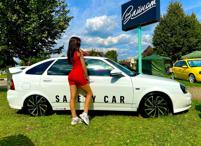 Обои картинки фото девушка и авто, автомобили, -авто с девушками, девушка, женщина, брюнетка, темноволосая, сексуальная, модель, звезда, позирует, разная, обувь, верхняя, стильная, одежда, нижнее, эротическое, бельё, трусы, лифчик, колготки, чулки, аксессуары, макияж, и, множество, элементов, на, фотографии