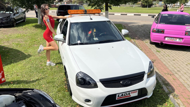 Обои картинки фото автомобили, -авто с девушками, lada, priora