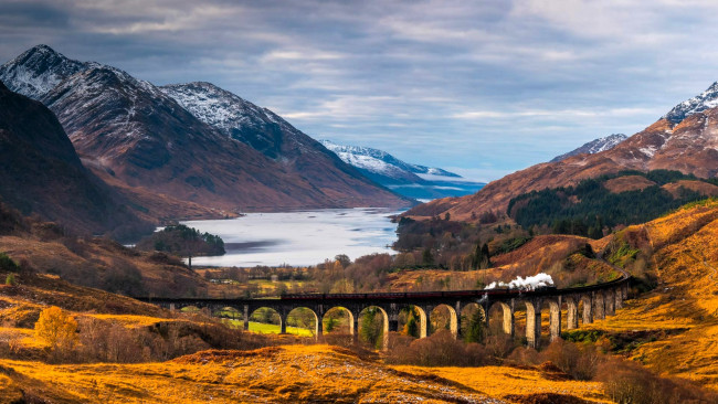 Обои картинки фото техника, поезда, поезд, мост, виадук, горы, лес, осень, озеро