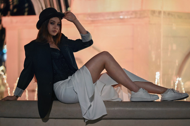 Обои картинки фото сексуальная девушка, девушки, - брюнетки,  шатенки, девушка, женщина, шатенка, темноволосая, сексуальная, модель, звезда, позирует, попа, грудь, ножки, разная, обувь, верхняя, стильная, одежда, нижнее, эротическое, бельё, трусы, лифчик, колготки, чулки, аксессуары, макияж, и, множество, элементов, на, фотографии