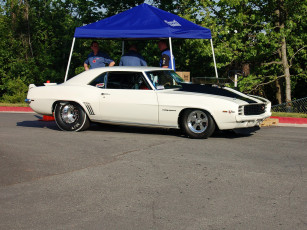 Картинка автомобили выставки уличные фото