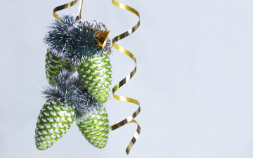 Картинка праздничные украшения праздник шишки ленты елочные