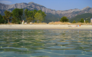 Картинка природа побережье горы деревья пляж