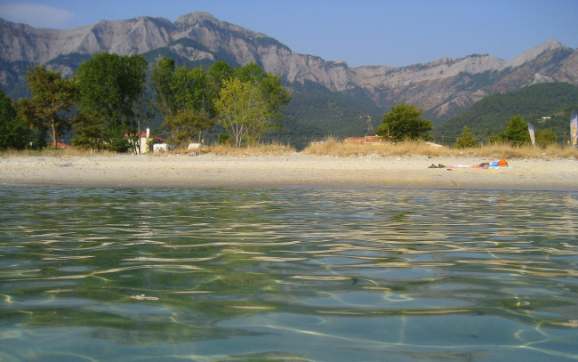 Обои картинки фото природа, побережье, горы, деревья, пляж