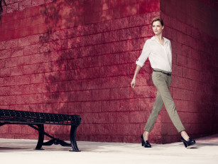 Картинка девушки carmen+kass скамейка рубашка лавка брюки стена улица модель carmen kass