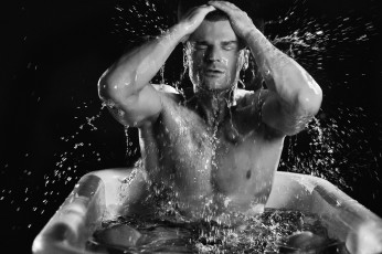 Картинка stephen+dunlevy мужчины ванна вода брызги чёрно-белая
