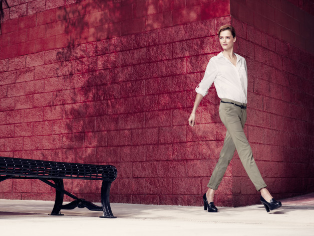 Обои картинки фото девушки, carmen kass, скамейка, рубашка, лавка, брюки, стена, улица, модель, carmen, kass