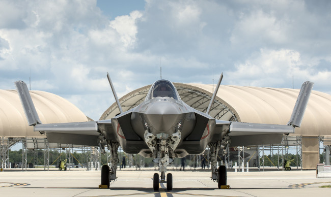 Обои картинки фото lockheed martin f-35 lightning ii, авиация, боевые самолёты, сша, ввс, 5, поколение, малозаметный, истребтель-бомбардировщик