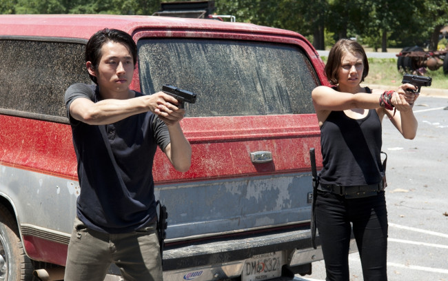 Обои картинки фото кино фильмы, the walking dead, мегги, глен, пистолеты, сериал, автомобиль