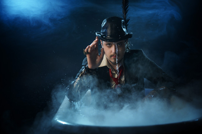 Обои картинки фото christopher mesmer, мужчины, - unsort, перо, костюм, шляпа, пар, ванна