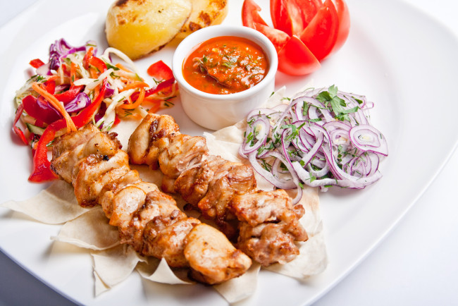 Обои картинки фото еда, шашлык,  барбекю, помидоры, соус