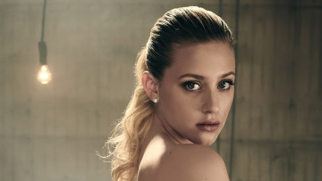 Картинка девушки lili+reinhart блондинка лицо лампочка