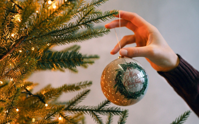 Обои картинки фото праздничные, шары, елка, шарик, огоньки, надпись