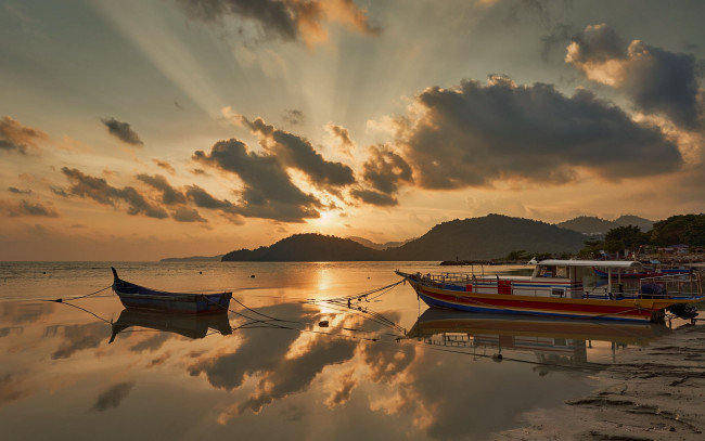 Обои картинки фото корабли, разные вместе, горы, море, закат