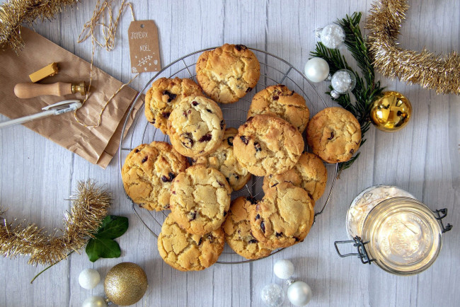 Обои картинки фото праздничные, угощения, свеча, печенье