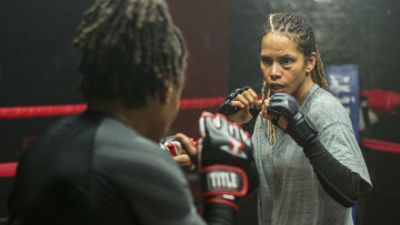 Картинка bruised+ 2020 кино+фильмы -unknown+ другое удары драма спорт halle berry bruised холли берри jackie justice