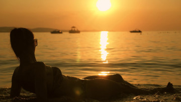 Картинка девушки -+брюнетки +шатенки очки купальник море закат