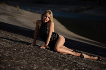 Картинка девушка+-+girl девушки -+блондинки +светловолосые девушка женщина блондинка светловолосая сексуальная модель звезда позирует разная обувь верхняя стильная одежда нижнее эротическое бельё трусы лифчик колготки чулки аксессуары макияж и множество элементов на фотографии