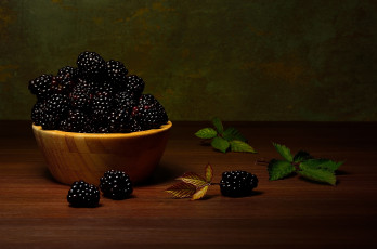 обоя еда, ежевика, листья, ягоды, темный, фон, стол, миска, натюрморт